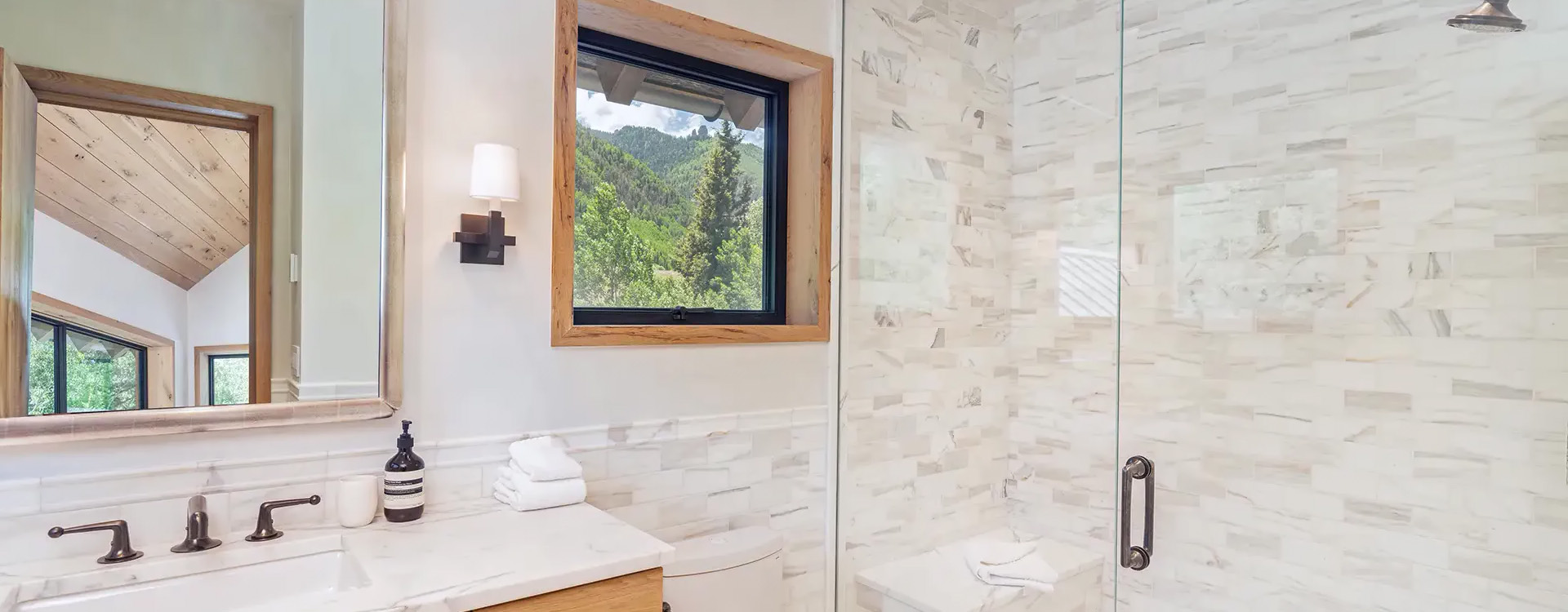 10.1-waters-edge-telluride-guest-bedroom-murphy-bathroom