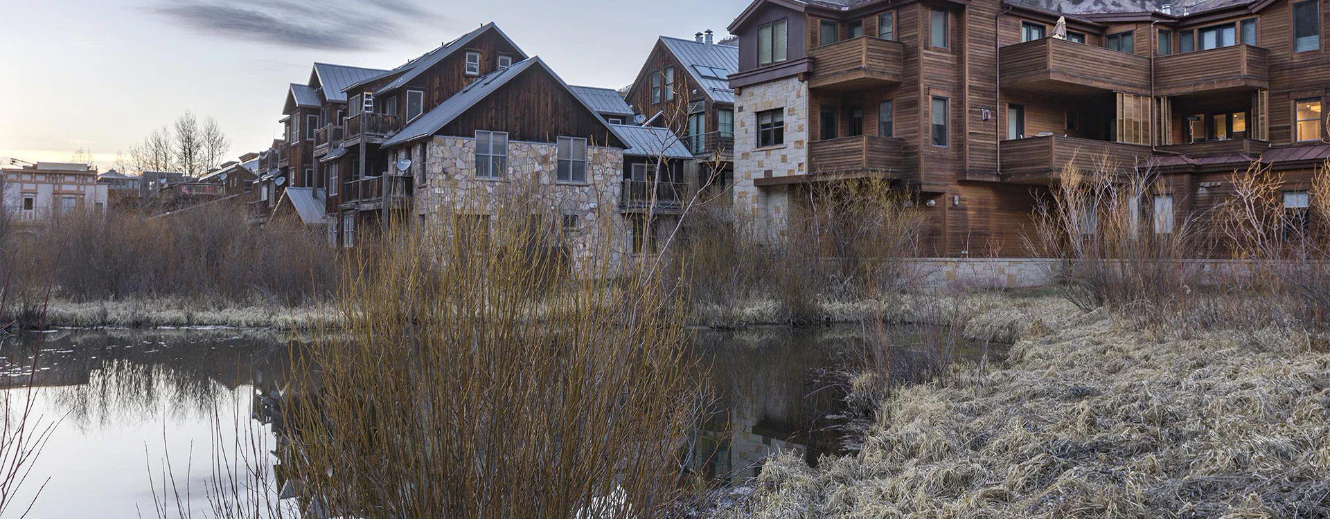 21-telluride-modern-willow-exterior-pond