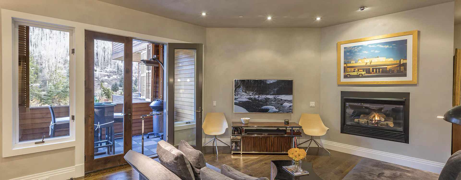 3-telluride-modern-willow-living-room-to-deck