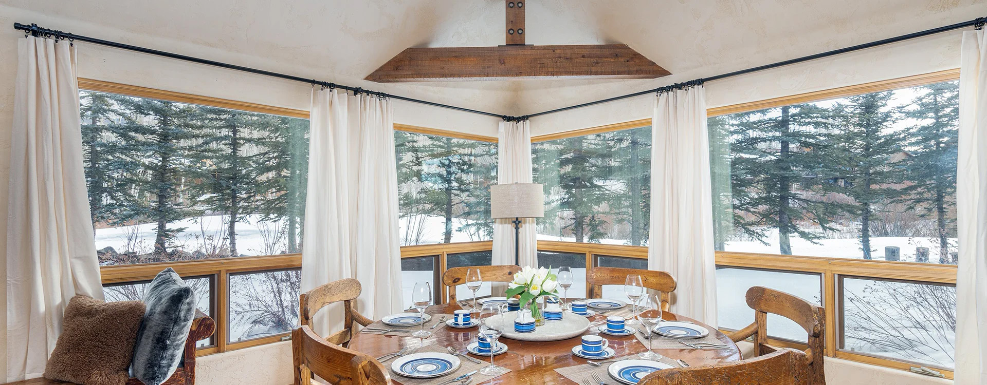 3.0-mountain-village-vacation-rental-satisfaction-dining-nook1