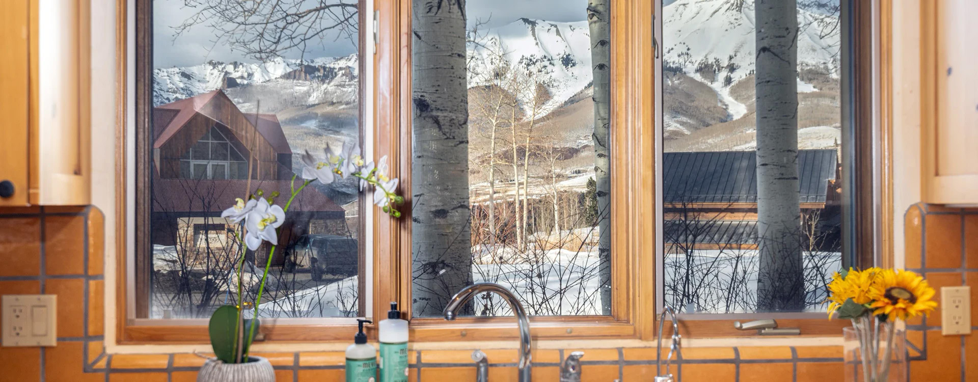 3.4-mountain-village-vacation-rental-satisfaction-kitchen-window