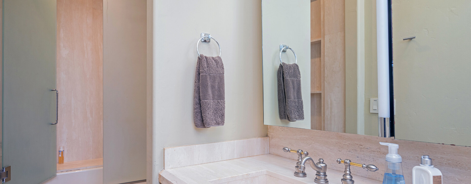 sundance lookout guest suite bathroom